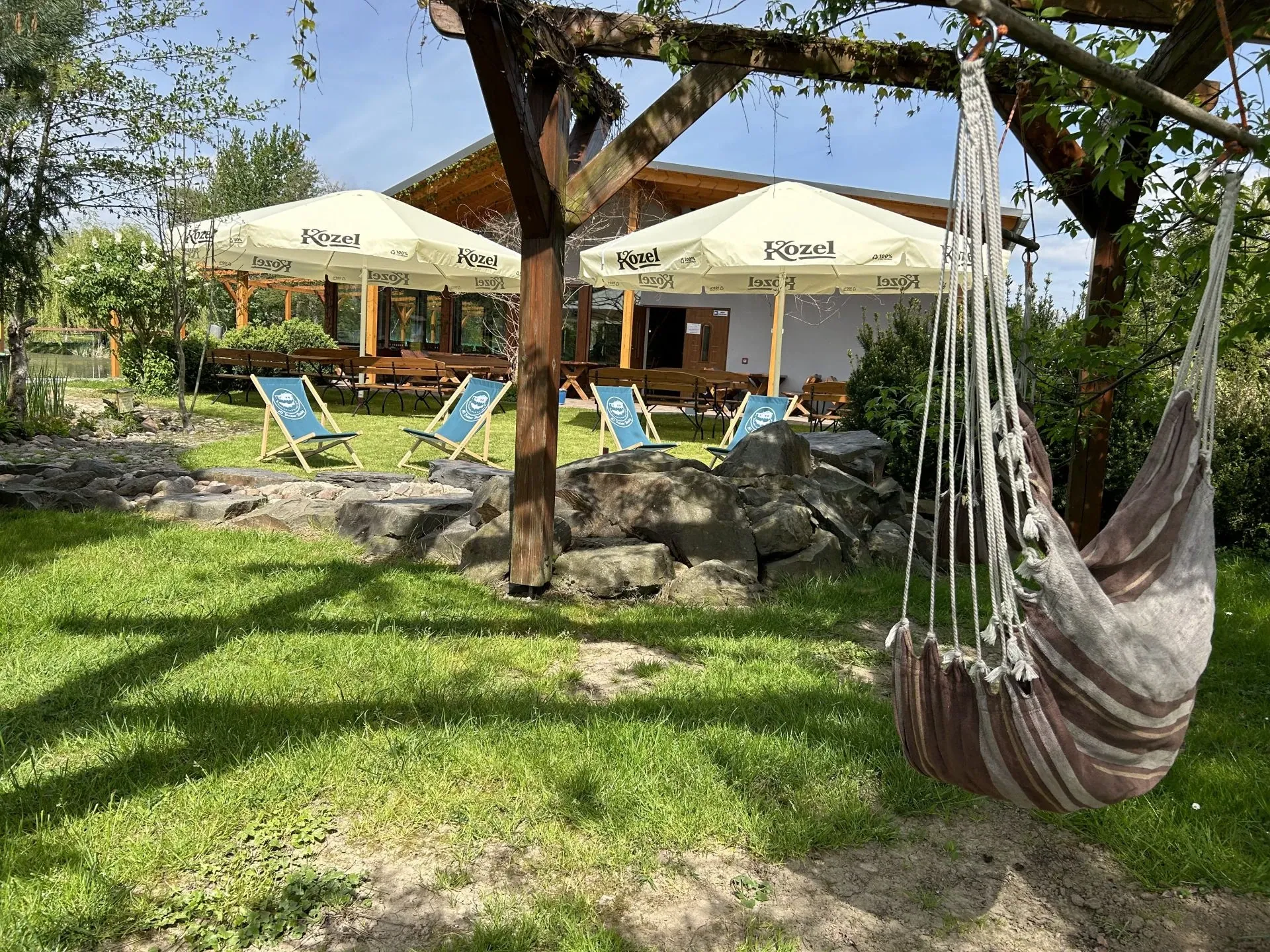 Strefa z leżakami i hamakami