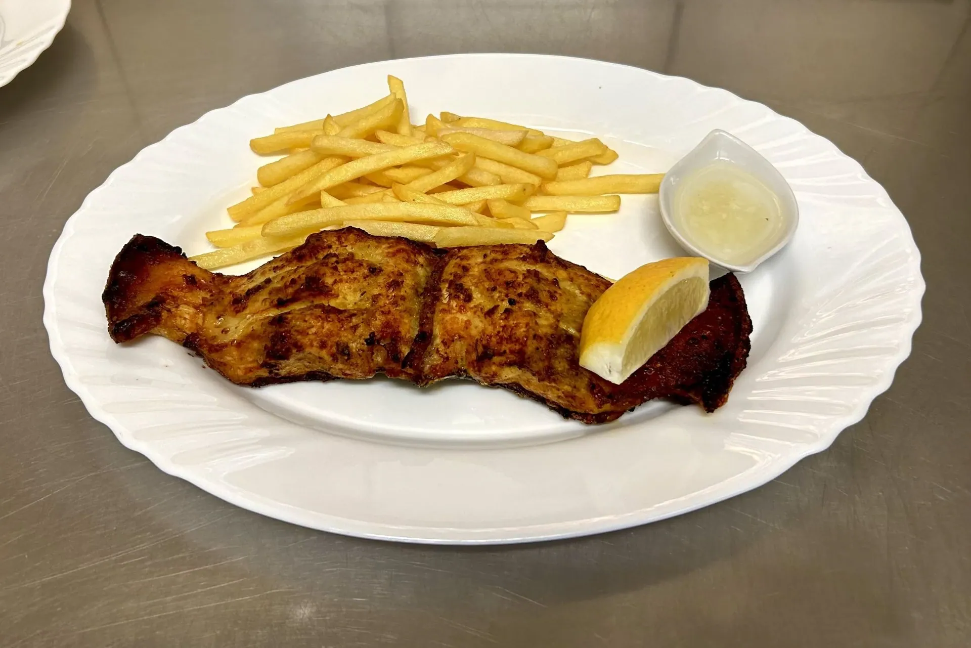 Pieczony jesiotr – danie w smażalni W Dolinie Białej, Prężyna