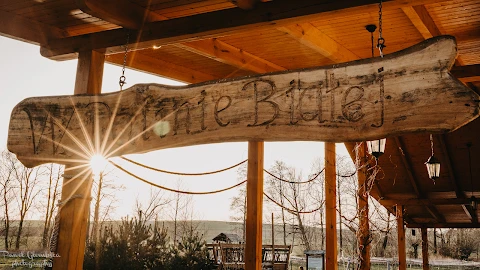 Zdjęcie napisu "W Dolinie Białej" przy wejściu do restauracji