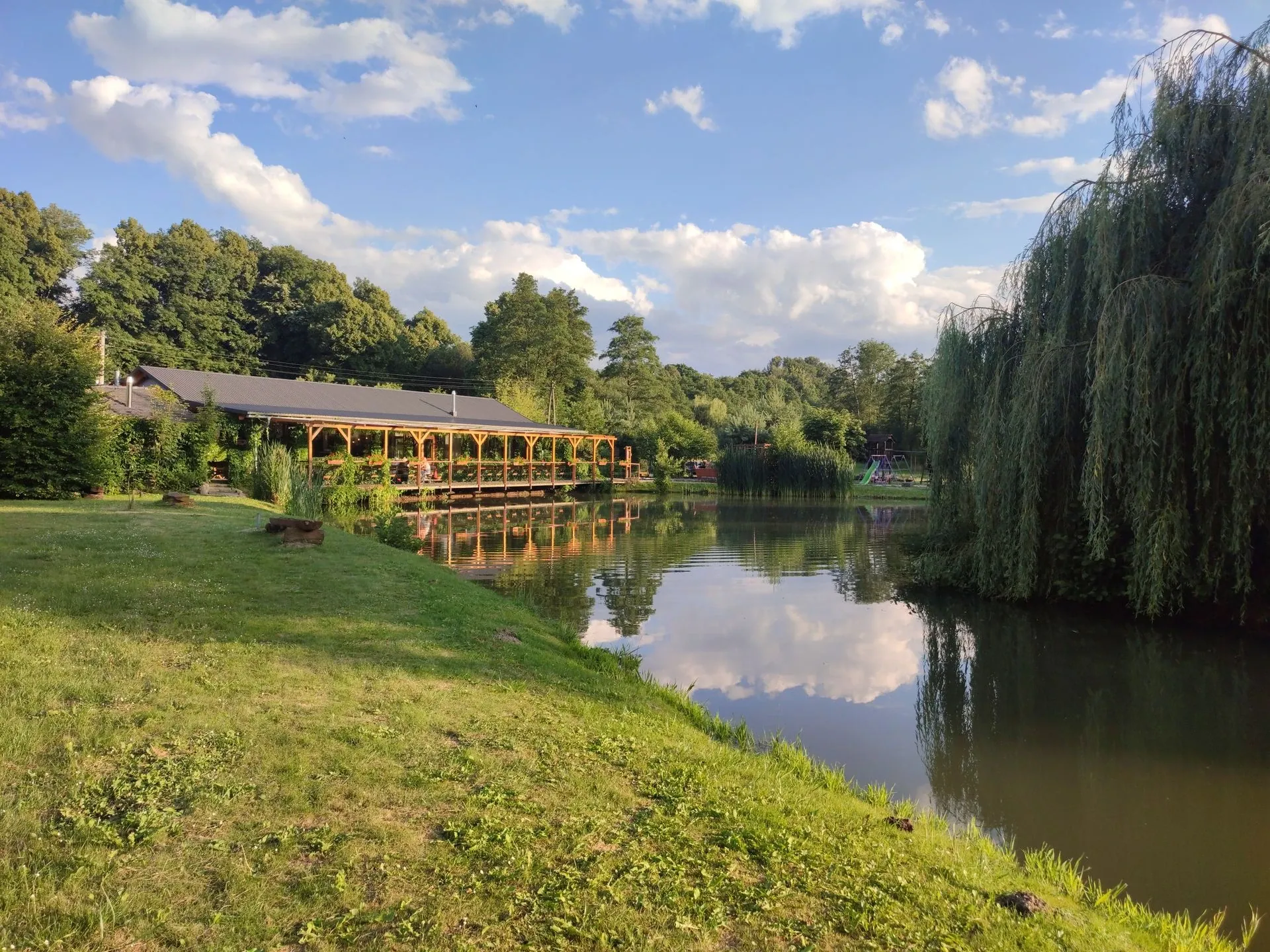 Staw W Dolinie Białej z ławkami