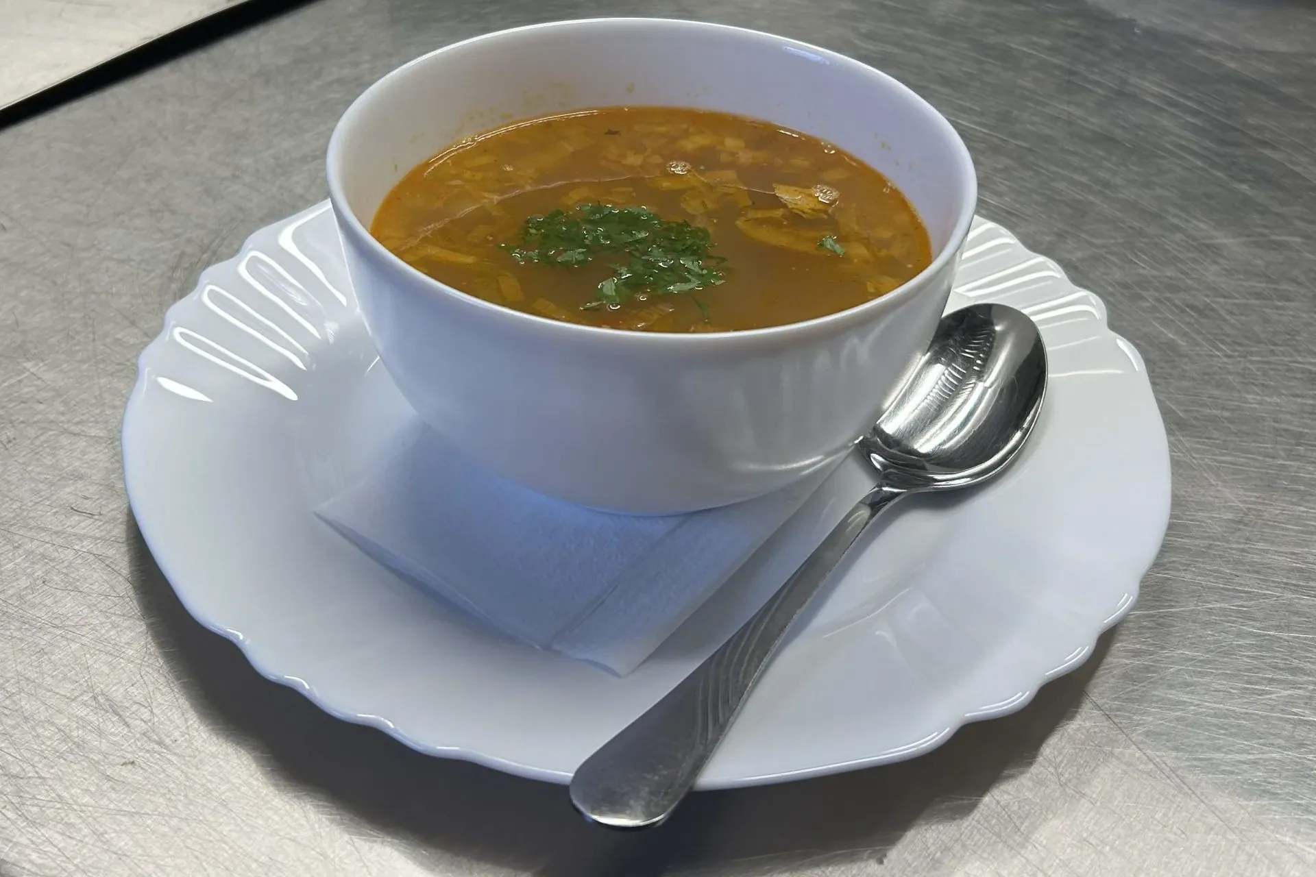 Zupa rybna – danie w restauracji W Dolinie Białej